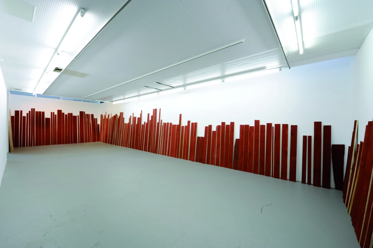 Ohne Titel (2012), Holz, Farbe: Falu Rödfärg