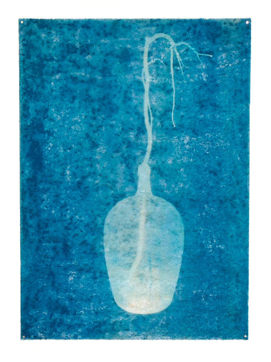 sunrise on mars No.4 (2020), Cyanotypie auf handgeschöpftem Papier aus Maulbeerbaummrinde (Ast, Glasvase, Sonnenlicht, Maulbeerbaumrinde) (145 × 100 cm)