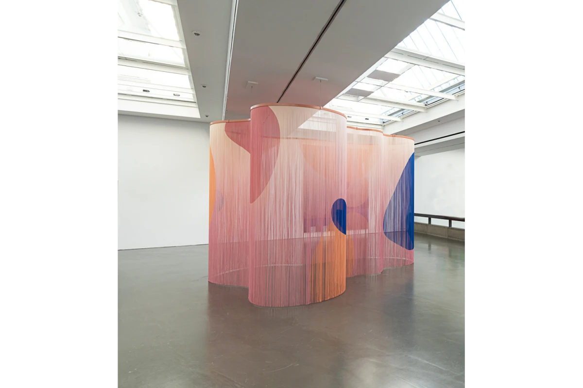 Curves, 2022, Installationsansicht Kunsthalle Düsseldorf, bedruckte Fäden, Aluminium pulverbeschichtet, Maße ca. 330 x 350 x 500 cm