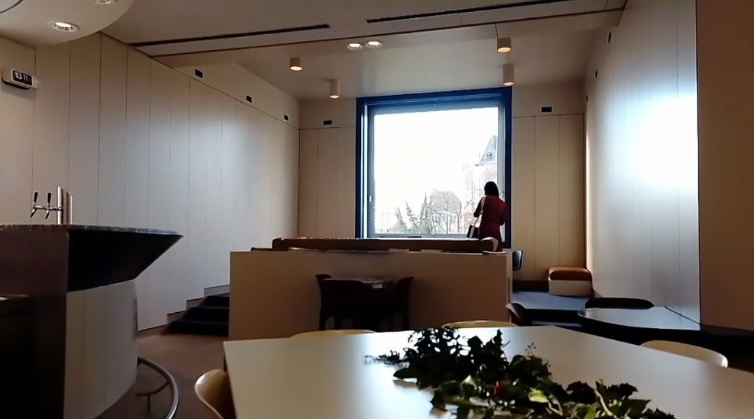 Waiting Alone, 2025, Performance, Museum Abteiberg, Mönchengladbach. Photo: Jeesoo Hong.