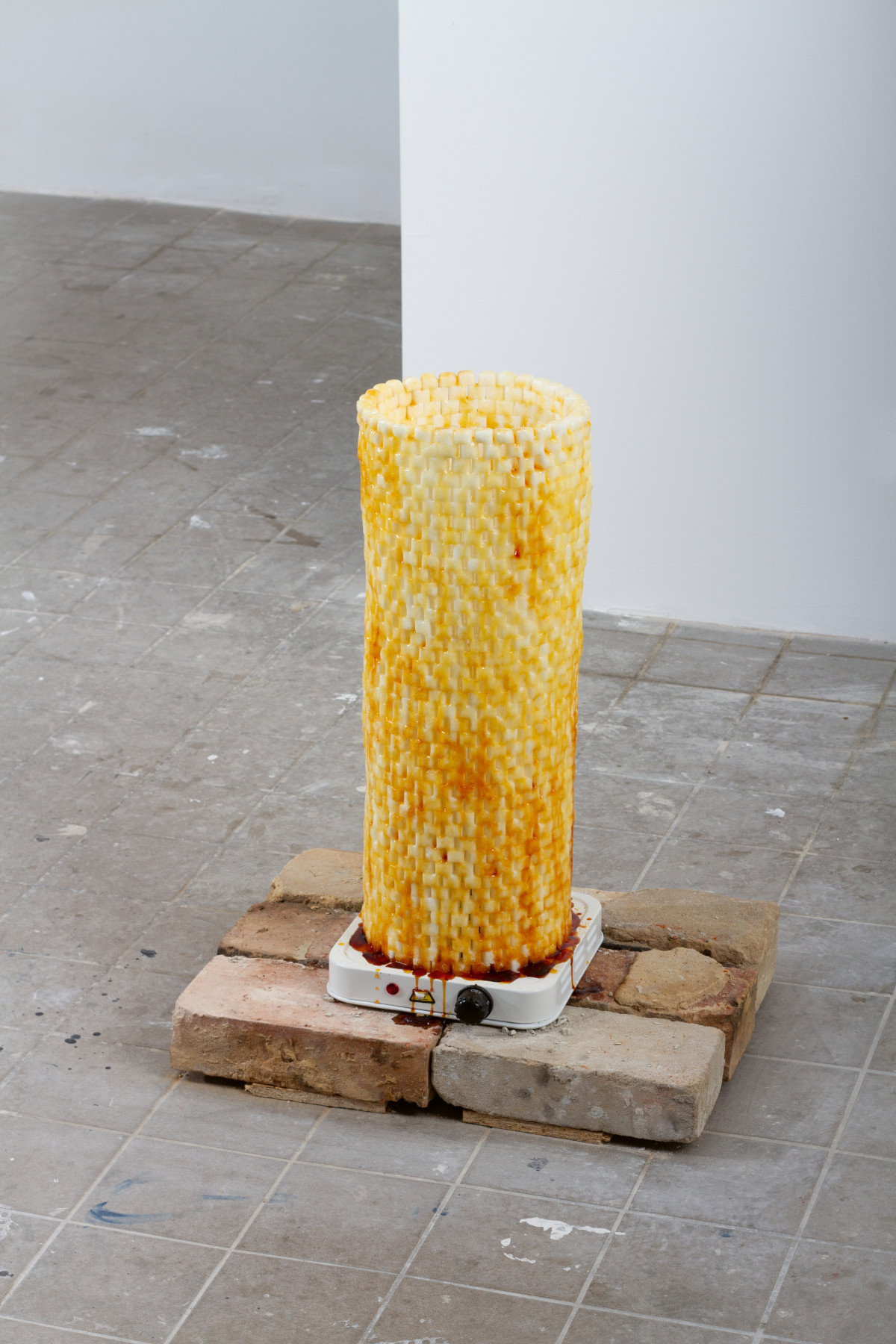 Zuckerkühlturm, 2019, Zuckerwürfel, Backsteine, Heizplatte, Drogerie Braunschweig, 2019. Foto: Benedikt Flückiger.