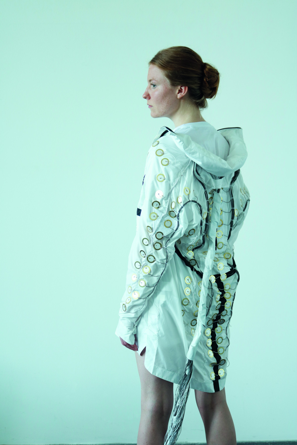 MoCap (gemeinsam mit Johanna Spieker), 2021, Nylonmantel, Kupferlitze, Piezomikrofone, Model: Sophie Pape,  Foto: Johanna Spieker.