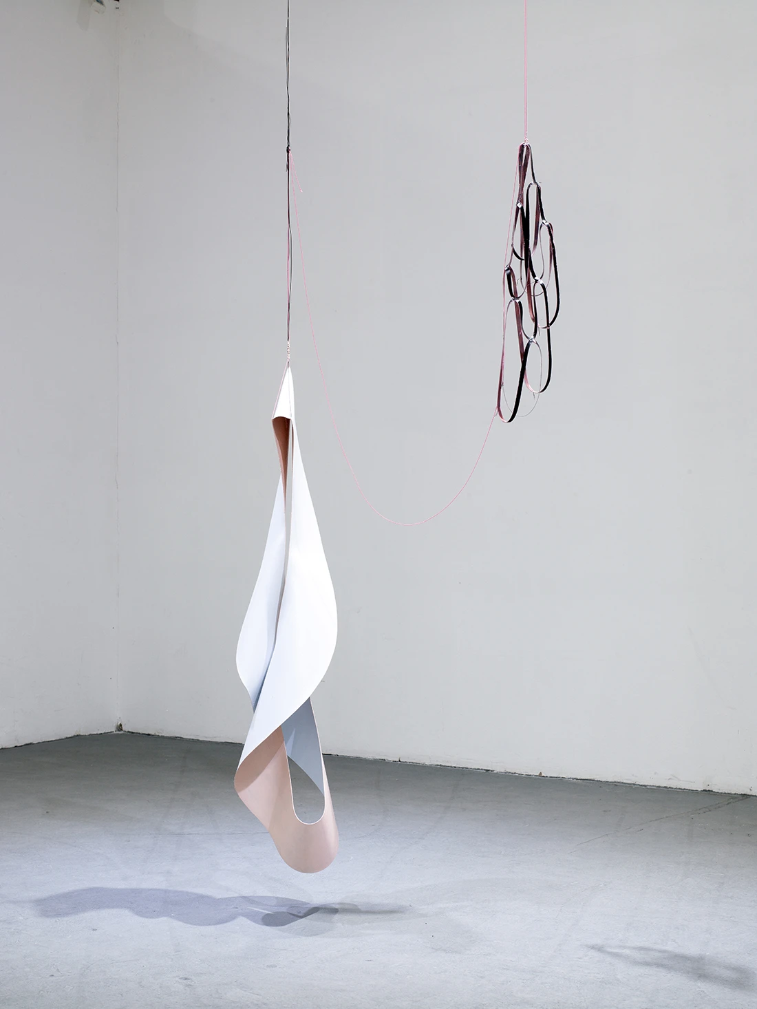 Hanging Circle, Nagellck, Lackfarbe, PVC-Boden (100 x 150 x x 40) (2018)