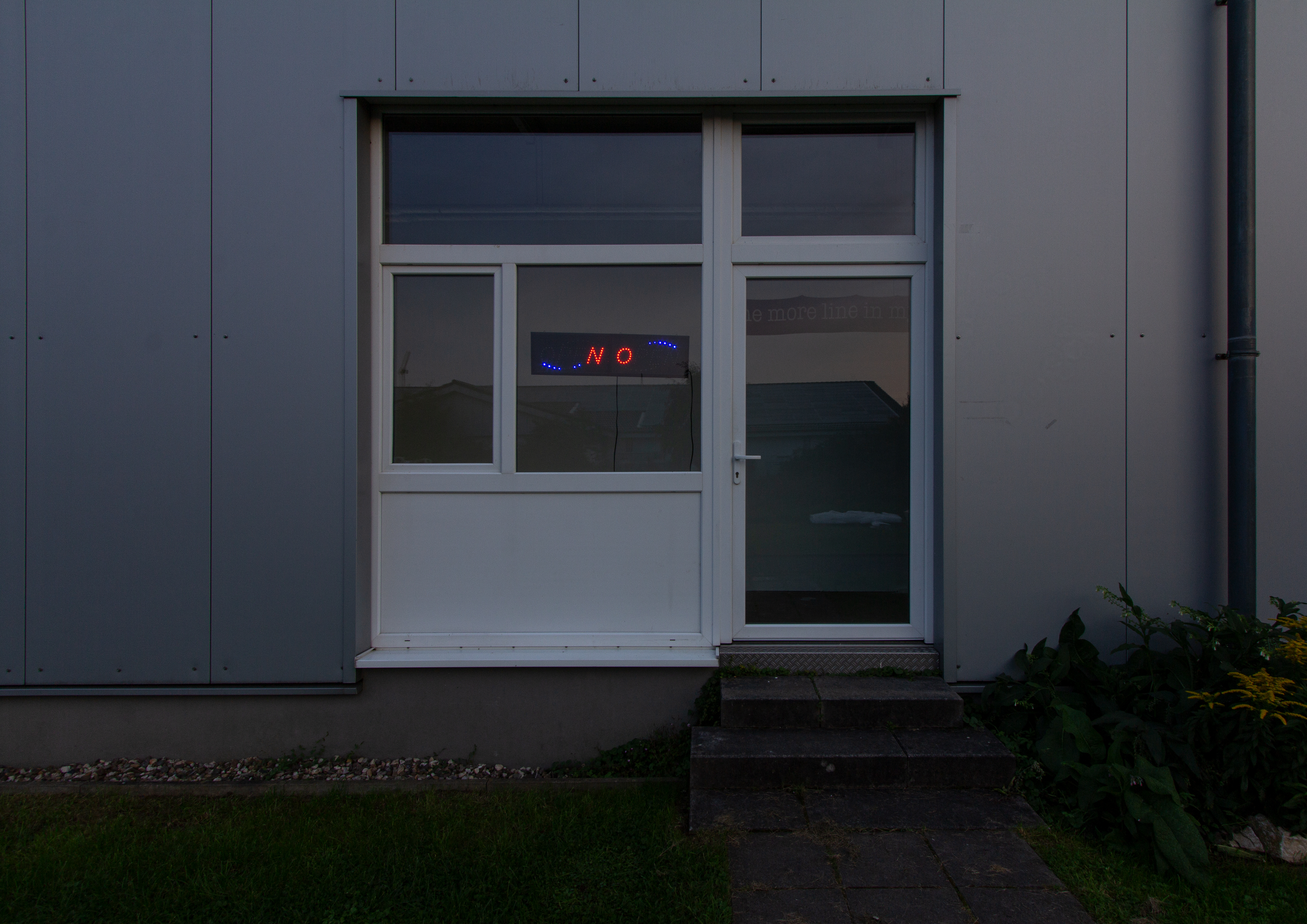 NO, 2022, LED-Schilder, 960x250x30 mm; Ausstellungsansicht: Ja, warum nicht? Ja? warum nicht?, Q18, Köln, 2023. Foto: Philipp Valenta.