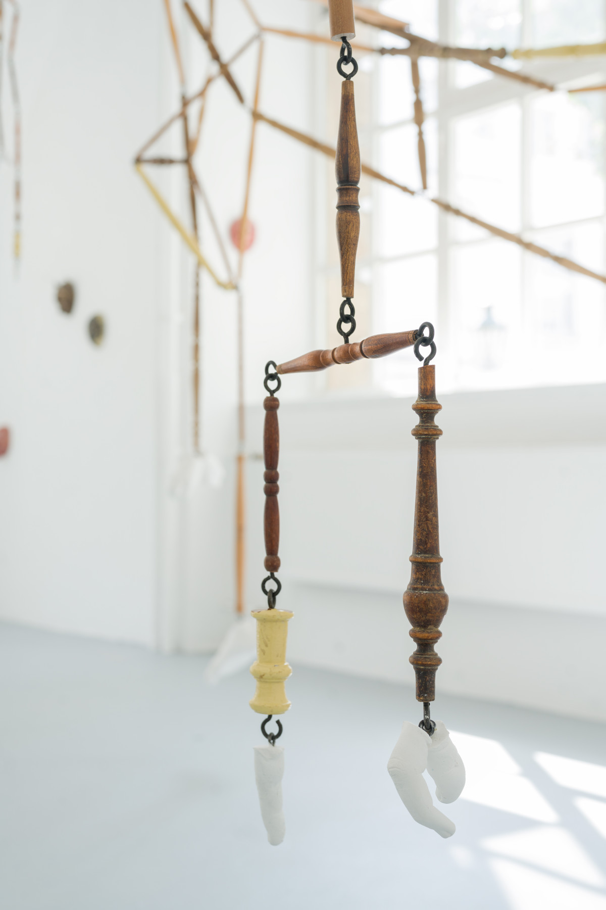 You keep me hanging on, 2025, gefundene Möbelelemente aus Holz, Gips, Maße variabel. Foto: Maxi Lorenz.