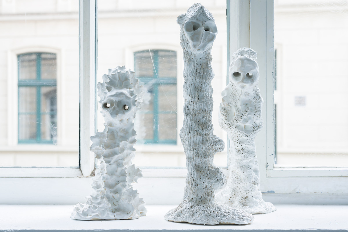 Watcher, 2023, glasierte Keramik, verschiedene Größen.