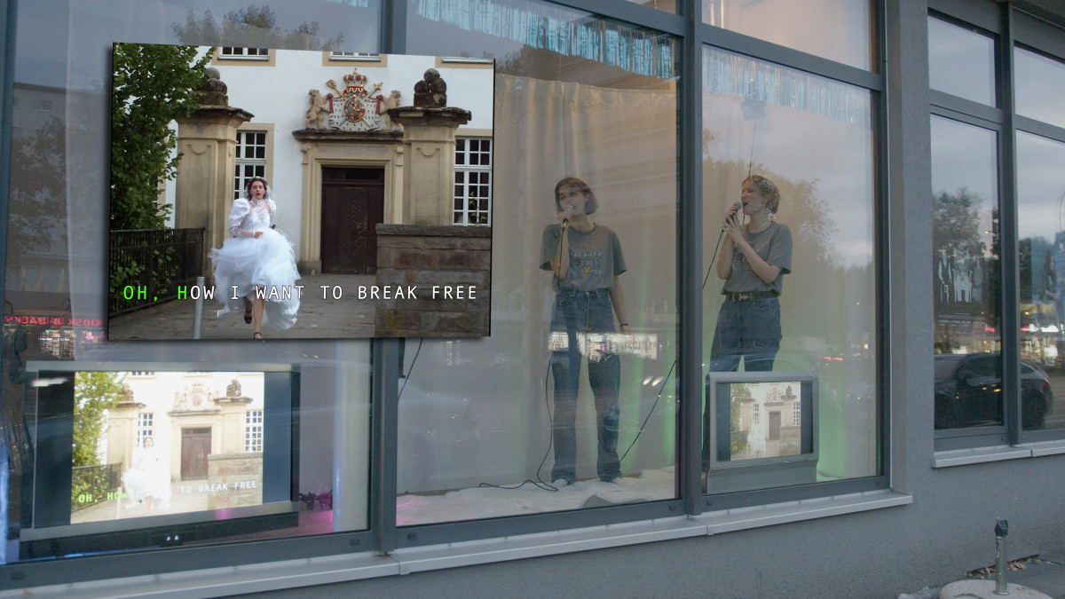 Still aus Videodokumentation, 24h-Performance „Karaoke Stock Video presents…“ in Neuen Musik Zentrale, Essen 2025.