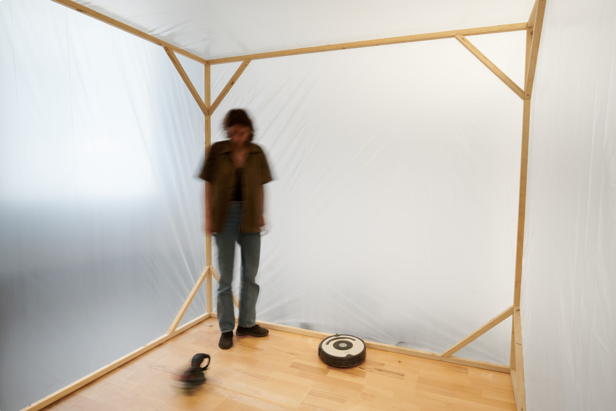 Dusting, 2024, Exzenterschleifer-Staubsaugroboter-Installation, Größe variabel, Transformationen, Museum Pfalzgalerie Kaiserslautern.